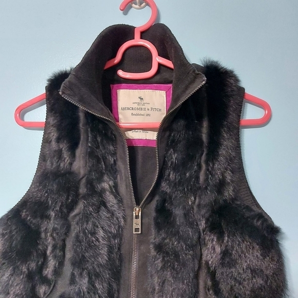 Abercrombie & Fitch Black Faux Fur Vest - Picture 4 of 7